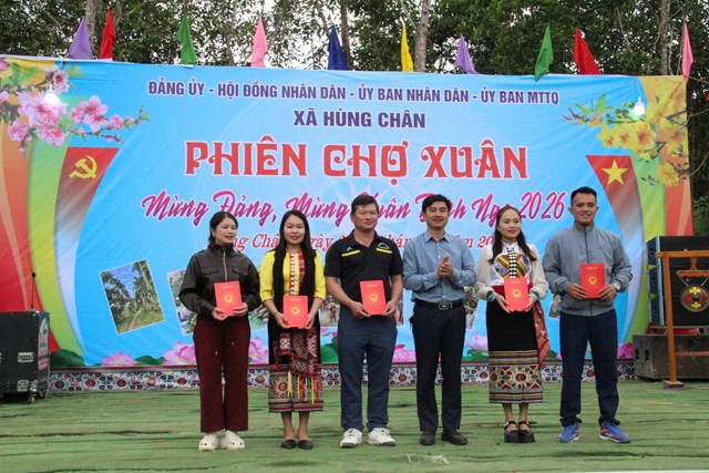 Chủ tịch UBND xã Hùng Chân trao thưởng cho các đơn vị giao lưu văn hóa – thể thao, góp phần tôn vinh văn hóa Thái.