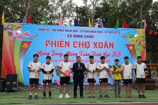Lãnh đạo xã trao giải cho các đội bóng
