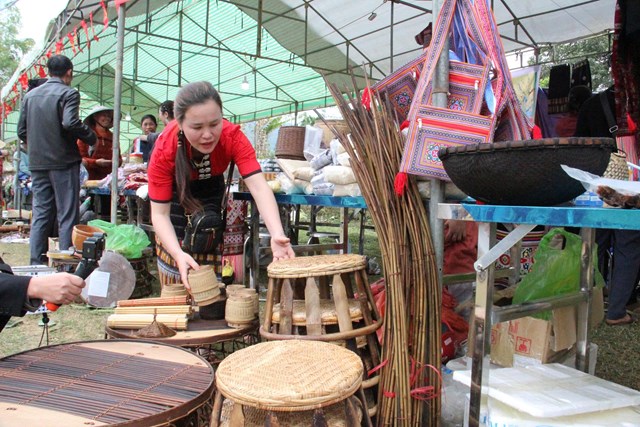 Gian hàng của chị Vy Thị Kiên (Quỳ Hợp) tại Phiên chợ vùng cao Hùng Chân đang được sắp xếp trước giờ khai mạc.