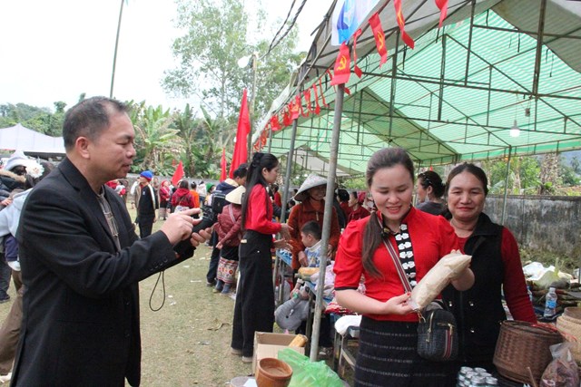 Người con quê Hùng Chân, ông Sầm Thân, hào hứng ghi lại những khoảnh khắc văn hóa và ẩm thực tại Phiên chợ.