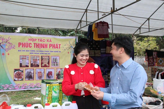 Chị Lữ Thị Phúc đến từ bản Cướm, xã Diên Lãm (cũ), chủ cơ sở Hợp tác xã Phúc Thịnh Phát, giới thiệu sản phẩm OCOP