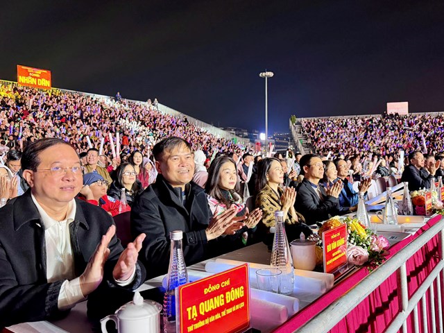 L&atilde;nh đạo Bộ Văn h&oacute;a, Thể thao v&agrave; Du lịch c&ugrave;ng c&aacute;c đồng ch&iacute; l&atilde;nh đạo tỉnh Quảng Ninh theo d&otilde;i chương tr&igrave;nh.
