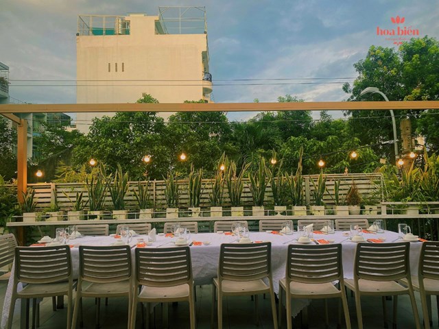 Ngồi đ&acirc;y, thong thả chờ m&oacute;n ăn bưng ra c&ograve;n n&oacute;ng hổi, ngon l&agrave;nh đến lạ. C&aacute;i ngon ấy kh&ocirc;ng chỉ đến từ hương vị được n&ecirc;m nếm bằng cả tấm l&ograve;ng, m&agrave; c&ograve;n nằm ở sự chăm ch&uacute;t hiện diện trong từng g&oacute;c nhỏ, nơi &aacute;nh mắt chạm v&agrave;o cũng thấy an y&ecirc;n.