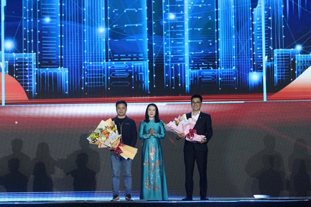 Bà Trần Thị Mỹ Hạnh- Giám đốc Sở Văn hóa Thể thao Du lịch tỉnh Nghệ An tặng hoa cho hai nhà tài trợ