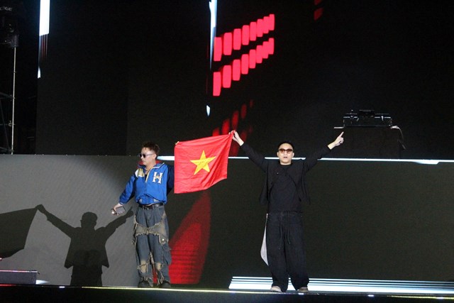 Chương trình sôi động "bùng nổ" âm thanh bởi sự đan xen tiết mục của DJ DSMALL (phải) đến từ thành phố Hồ Chí Minh