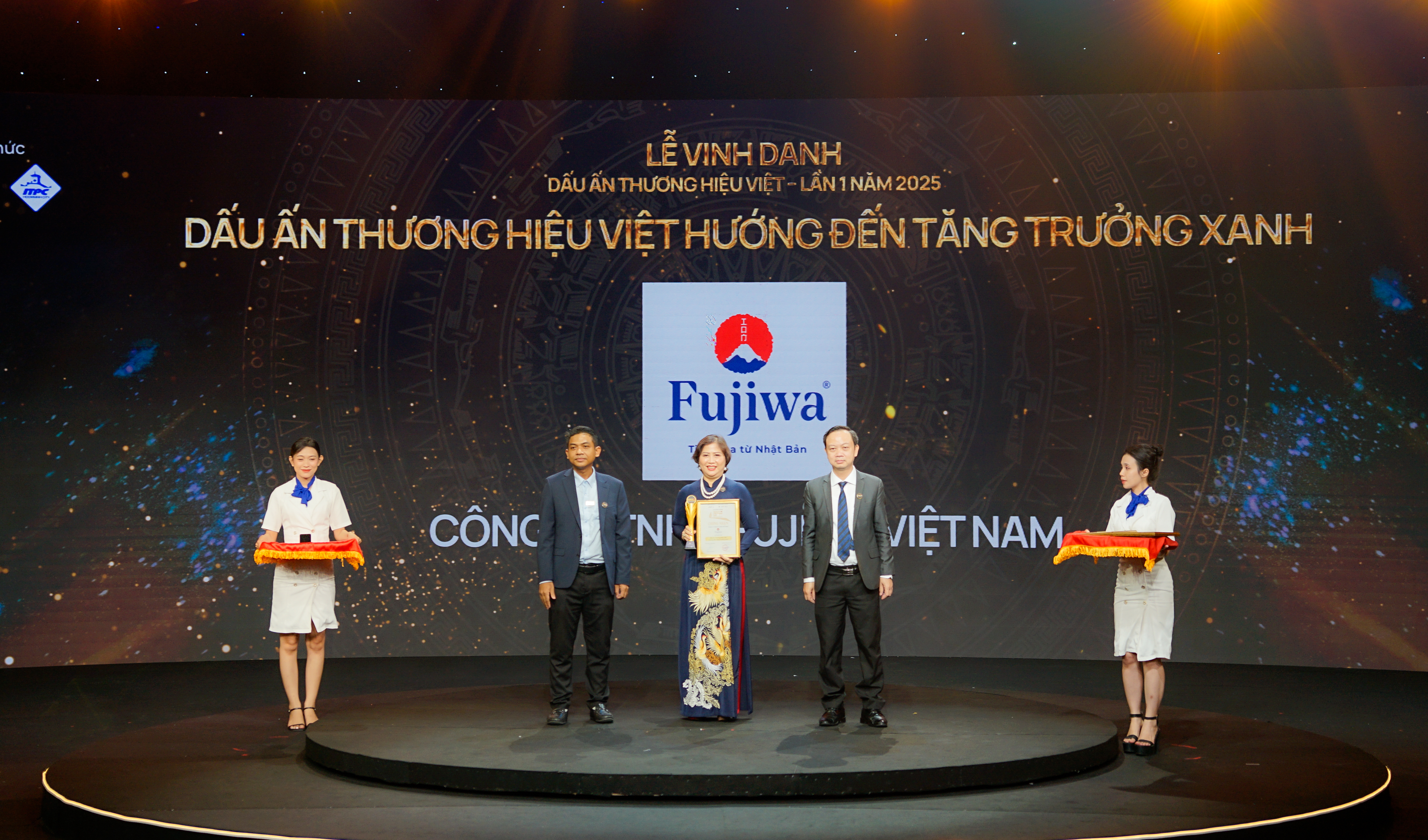 Đại diện Fujiwa nhận danh hiệu Top 10 “Dấu ấn Thương hiệu Việt – Tăng trưởng Xanh”.