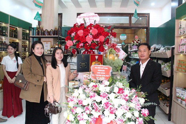 Gia đ&igrave;nh cơ sở Nhung hươu Trầm Nh&acirc;n (Hương Sơn) tại Trung t&acirc;m giới thiệu sản phẩm OCOP v&ugrave;ng miền H&agrave; Tĩnh.