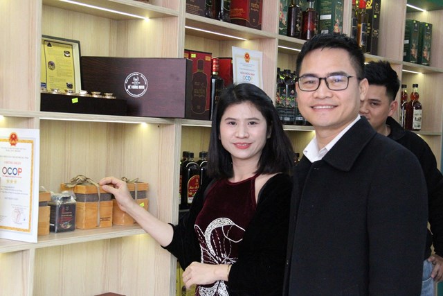 Chủ cơ sở Nhung hươu HuSo tham gia giới thiệu sản phẩm tại Trung t&acirc;m OCOP v&ugrave;ng miền H&agrave; Tĩnh.