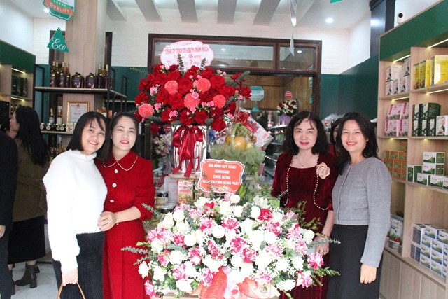 Trung t&acirc;m OCOP v&ugrave;ng miền tại H&agrave; Tĩnh ra mắt, g&acirc;y ấn tượng với kh&aacute;ch tham dự về gi&aacute; trị sản phẩm v&agrave; kết nối thị trường.