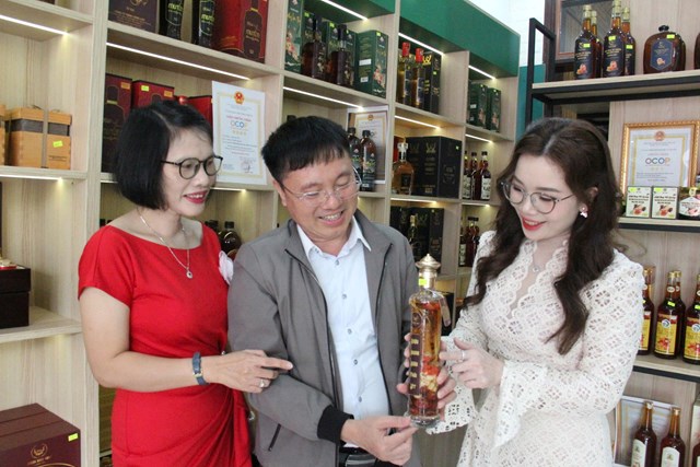 Đại diện B&aacute;o Lao động chia vui, động vi&ecirc;n Trung t&acirc;m OCOP H&agrave; Tĩnh.