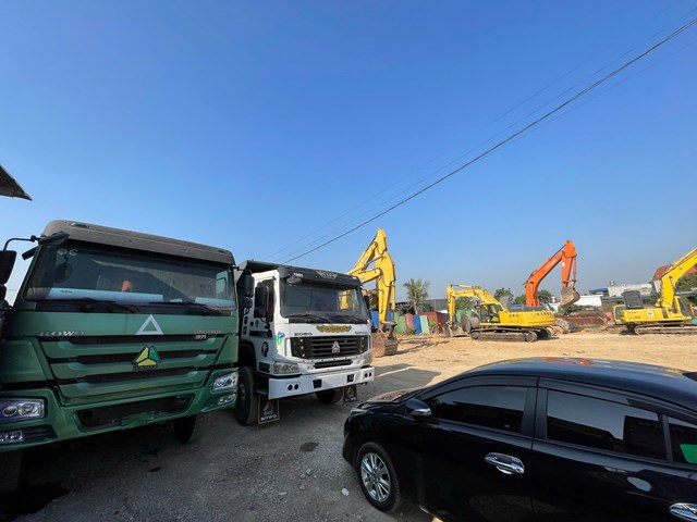 Toàn cảnh bãi tập kết máy móc, phương tiện chuyên dụng của Trai Đất Cảng được bố trí bài bản, đồng bộ, sẵn sàng phục vụ thi công và vận chuyển máy công trình an toàn, hiệu quả.