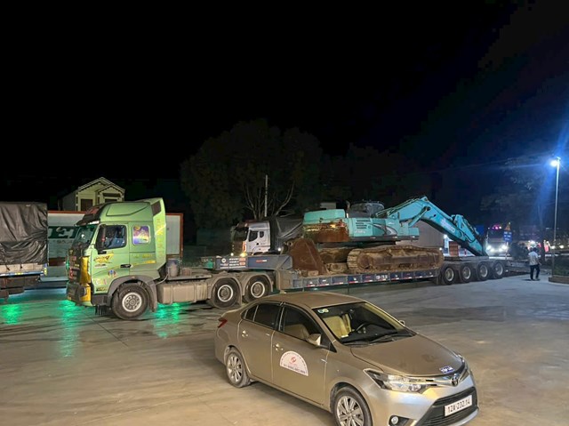 Máy xúc bánh xích được vận chuyển bằng xe chuyên dụng, tuân thủ nghiêm ngặt các quy trình kỹ thuật, bảo đảm an toàn tuyệt đối trong suốt quá trình di chuyển đến công trường.