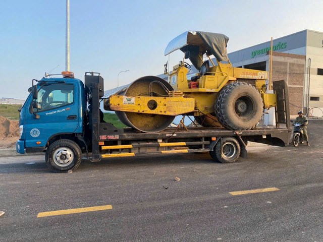 Xe chuyên chở lu rung công trình, khẳng định năng lực vận chuyển thiết bị hạng nặng an toàn, chuyên nghiệp của Trai Đất Cảng trên các tuyến đường liên tỉnh.