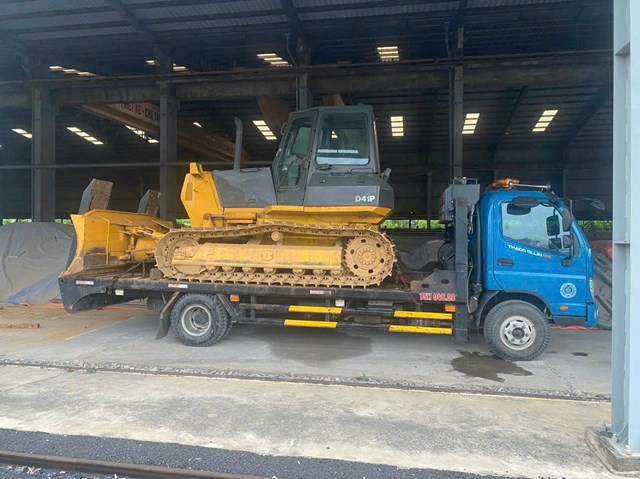 Máy ủi D41P được tập kết tại bãi để kiểm tra, bảo dưỡng kỹ thuật trước khi bàn giao cho khách hàng.