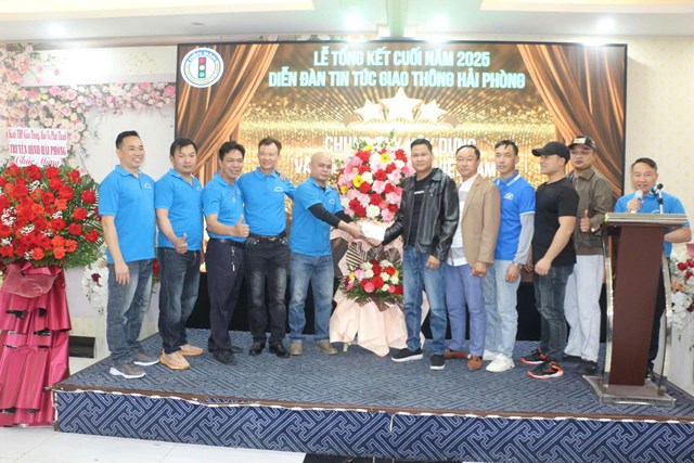 Khoảnh khắc tri ân tại Lễ tổng kết năm 2025 của Diễn đàn Tin tức Giao thông Hải Phòng.