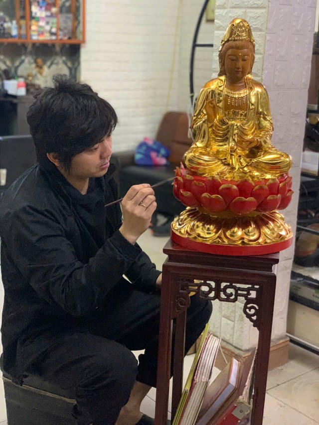 Nghệ nh&acirc;n Chu Đức Dũng tỉ mỉ ho&agrave;n thiện c&ocirc;ng đoạn sơn son thếp v&agrave;ng cho tượng Phật &ndash; kh&acirc;u kỹ thuật đ&ograve;i hỏi sự tập trung cao độ v&agrave; tay nghề vững v&agrave;ng.