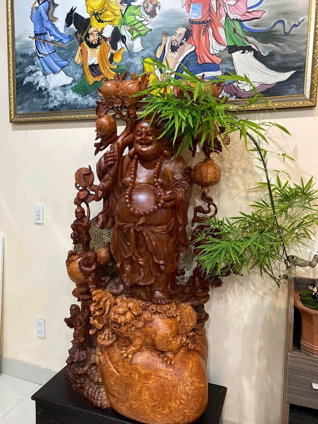 Tượng Phật Di Lặc bằng gỗ k&iacute;ch thước lớn, được chạm khắc c&ocirc;ng phu, thần th&aacute;i hoan hỷ, an nhi&ecirc;n &ndash; một trong những t&aacute;c phẩm ti&ecirc;u biểu trong h&agrave;nh tr&igrave;nh g&igrave;n giữ nghề truyền thống của nghệ nh&acirc;n