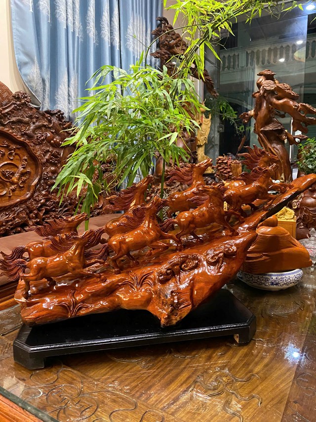 T&aacute;c phẩm &ldquo;B&aacute;t m&atilde;&rdquo; bằng gỗ với bố cục sinh động, đường n&eacute;t khỏe khoắn, thể hiện kỹ thuật chạm khắc tinh xảo v&agrave; khả năng xử l&yacute; bề mặt đi&ecirc;u luyện của nghệ nh&acirc;n