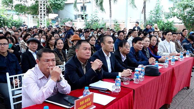 Đại diện c&aacute;c sở, ng&agrave;nh, đơn vị li&ecirc;n quan dự hội nghị, trực tiếp giải đ&aacute;p &yacute; kiến người d&acirc;n.