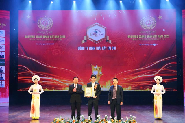 C&ocirc;ng ty TNHH Tr&aacute;i C&acirc;y T&agrave;i 001 được vinh danh tại Chương tr&igrave;nh Sao V&agrave;ng Doanh Nh&acirc;n Việt Nam 2025, ghi nhận những đ&oacute;ng g&oacute;p t&iacute;ch cực trong lĩnh vực n&ocirc;ng nghiệp v&agrave; xuất khẩu n&ocirc;ng sản bền vững.