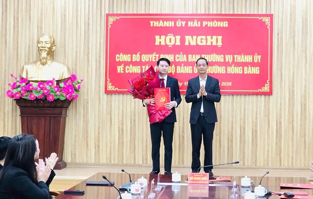 Đồng ch&iacute; Ph&oacute; B&iacute; thư Thường trực Th&agrave;nh ủy Đỗ Mạnh Hiến trao Quyết định v&agrave; tặng hoa cho đồng ch&iacute; Nguyễn Văn Tuấn.