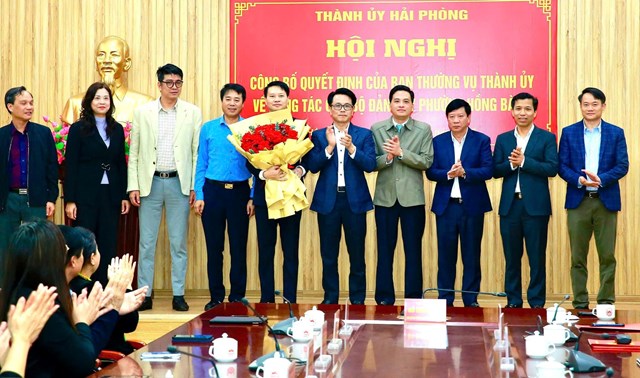 L&atilde;nh đạo Th&agrave;nh ủy Hải Ph&ograve;ng tặng hoa ch&uacute;c mừng t&acirc;n B&iacute; thư Đảng ủy phường Hồng B&agrave;ng.