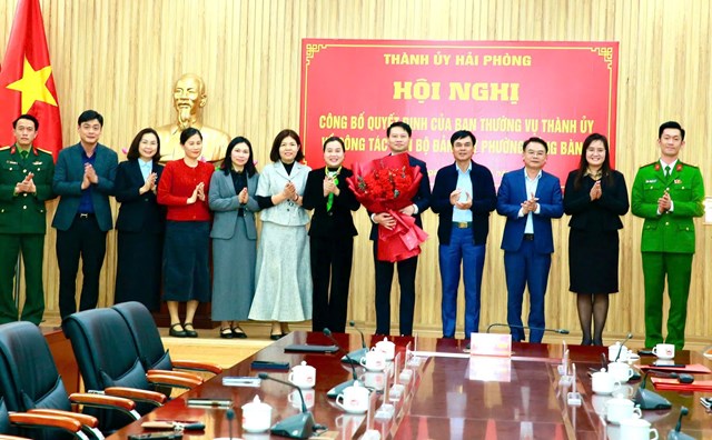 Tập thể Ban Chấp h&agrave;nh Đảng bộ phường Hồng B&agrave;ng v&agrave; c&aacute;c đại biểu chụp ảnh lưu niệm tại Hội nghị.