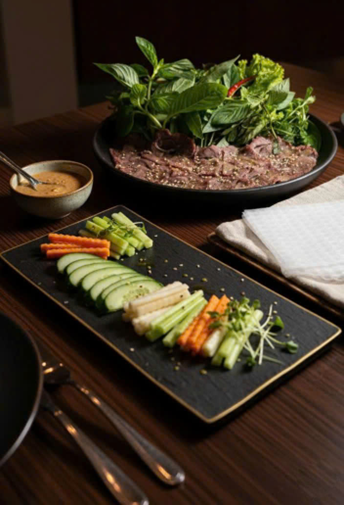 Cuốn Vũ Cẩm: Khi nỗi nhớ Mẹ hóa thành triết lý ẩm thực đa giác quan - Ảnh 2