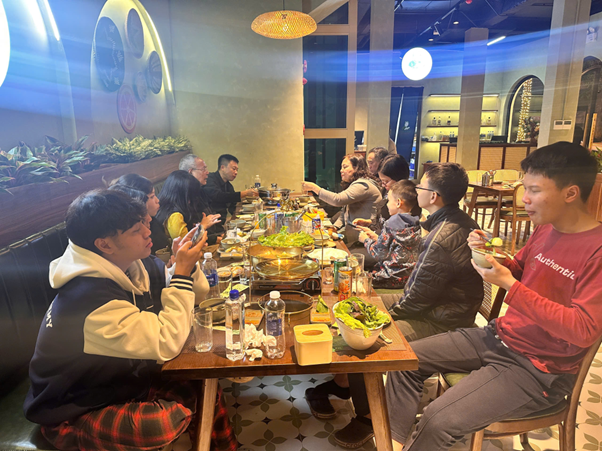 Cuốn Vũ Cẩm: Khi nỗi nhớ Mẹ hóa thành triết lý ẩm thực đa giác quan - Ảnh 5