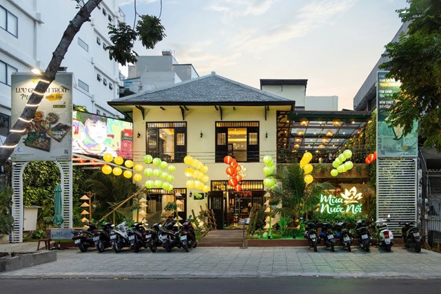 Kh&ocirc;ng gian nh&agrave; h&agrave;ng M&ugrave;a Nước Nổi tại 54 Nguyễn Đ&igrave;nh Chiểu (TP. Hồ Ch&iacute; Minh), nổi bật với kiến tr&uacute;c gần gũi thi&ecirc;n nhi&ecirc;n, mang đậm hơi thở miền T&acirc;y giữa l&ograve;ng đ&ocirc; thị.