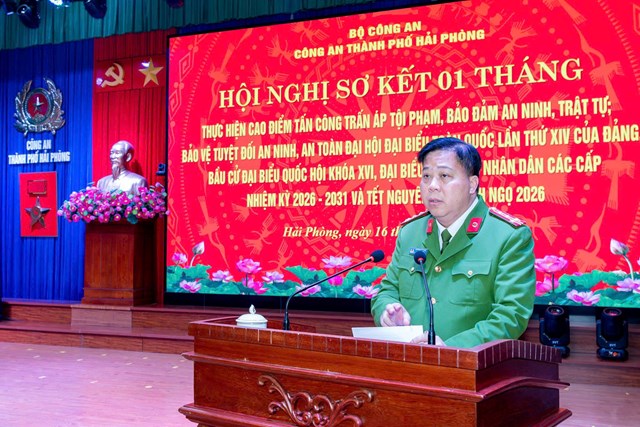 Đại t&aacute; B&ugrave;i Trung Th&agrave;nh - Ph&oacute; Gi&aacute;m đốc C&ocirc;ng an th&agrave;nh phố, Thủ trưởng Cơ quan CSĐT C&ocirc;ng an th&agrave;nh phố qu&aacute;n triệt tại hội nghị