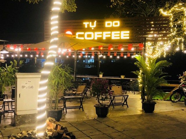 Kh&ocirc;ng gian y&ecirc;n tĩnh, gần gũi của Tự Do Coffee &ndash; điểm dừng nhẹ nh&agrave;ng giữa nhịp sống H&agrave; Nội hối hả.