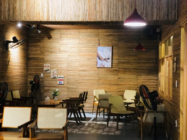 Tự Do Coffee kh&ocirc;ng t&igrave;m c&aacute;ch nổi bật, nhưng lại dễ được nhớ.