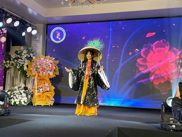 Chủ tịch L&ecirc; Thu C&uacute;c tự tin tr&igrave;nh diễn cổ phục Việt Nam tại chương tr&igrave;nh.