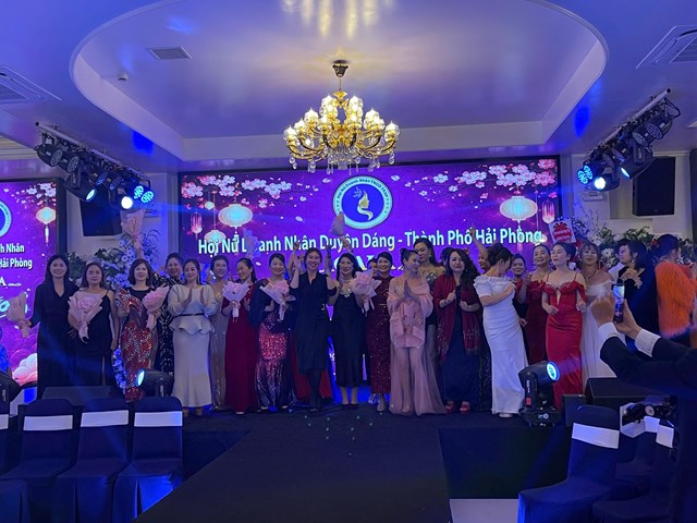 Trao hoa ghi nhận c&aacute;c hội vi&ecirc;n tham gia tr&igrave;nh diễn cổ phục tại Gala Đ&oacute;n Xu&acirc;n B&iacute;nh Ngọ 2026.