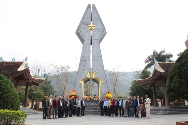 C&aacute;c đại biểu Li&ecirc;n hiệp C&aacute;c tổ chức hữu nghị Cụm số 1 th&agrave;nh k&iacute;nh d&acirc;ng hương tại Đ&agrave;i tưởng niệm c&aacute;c Anh h&ugrave;ng liệt sĩ P&ograve; H&egrave;n (x&atilde; Hải Sơn, tỉnh Quảng Ninh), b&agrave;y tỏ l&ograve;ng tri &acirc;n s&acirc;u sắc trước sự hy sinh anh dũng v&igrave; độc lập, chủ quyền v&agrave; b&igrave;nh y&ecirc;n bi&ecirc;n cương Tổ quốc.