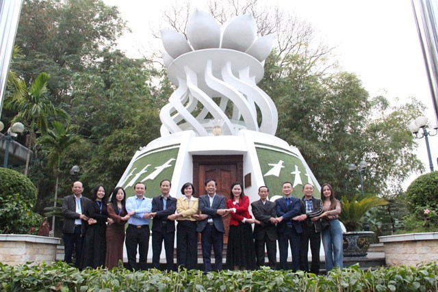 C&aacute;c đại biểu chụp ảnh lưu niệm tại khu trưng b&agrave;y h&igrave;nh ảnh, tư liệu về cuộc đời v&agrave; sự nghiệp của Chủ tịch Hồ Ch&iacute; Minh tại khu vực bi&ecirc;n giới ph&iacute;a Việt Nam.