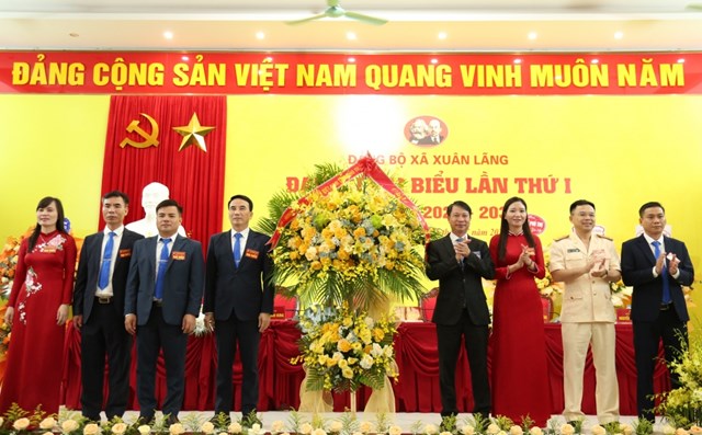 Lãnh đạo tỉnh Phú Thọ tặng hoa chúc mừng Đại hội Đảng bộ xã Xuân Lãng lần thứ I, nhiệm kỳ 2025-2030