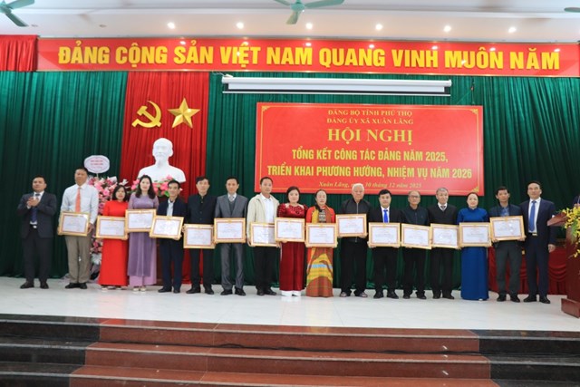Lãnh đạo Đảng ủy xã Xuân Lãng tặng Giấy khen cho các tập thể, cá nhân có thành tích xuất sắc năm 2025