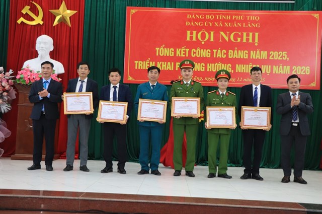 Lãnh đạo xã Xuân Lãng tặng Giấy khen cho các tập thể, cá nhân có thành tích xuất sắc trong năm 2025