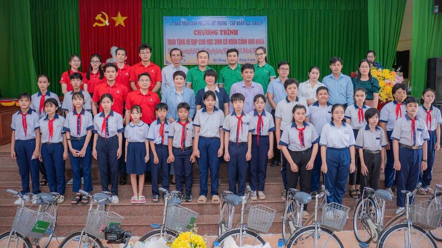 &ldquo;C&ugrave;ng b&eacute; tới trường&rdquo;: trao tặng xe đạp cho học sinh c&oacute; ho&agrave;n cảnh kh&oacute; khăn tại phường Mỹ Phong - tỉnh Đồng Th&aacute;p