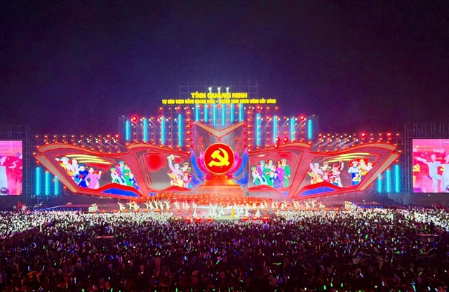 Biển cờ đỏ thắm v&agrave; &aacute;nh s&aacute;ng rực rỡ đ&atilde; tạo n&ecirc;n kh&ocirc;ng gian nghệ thuật gi&agrave;u cảm x&uacute;c, khắc họa sinh động sức mạnh đại đo&agrave;n kết to&agrave;n d&acirc;n tộc &ndash; nguồn lực căn bản đưa đất nước v&agrave; Quảng Ninh vươn l&ecirc;n mạnh mẽ.