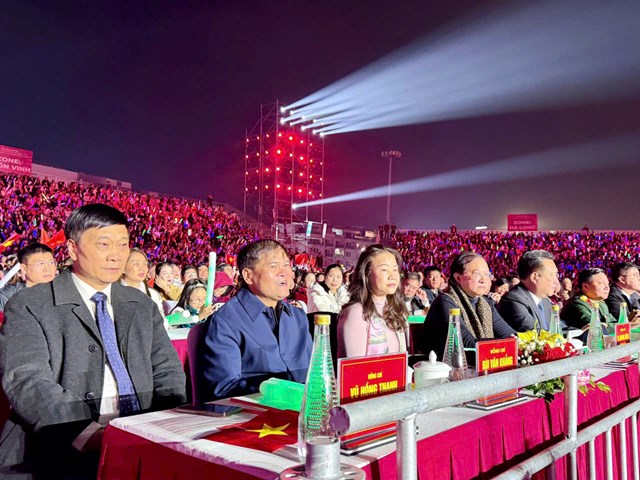 C&aacute;c đồng ch&iacute; l&atilde;nh đạo Trung ương v&agrave; tỉnh Quảng Ninh theo d&otilde;i chương tr&igrave;nh.