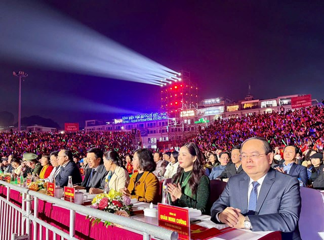 L&atilde;nh đạo tỉnh Quảng Ninh tham dự Chương tr&igrave;nh nghệ thuật ch&agrave;o mừng th&agrave;nh c&ocirc;ng Đại hội đại biểu to&agrave;n quốc lần thứ XIV của Đảng, thể hiện sự quan t&acirc;m, niềm tin v&agrave; kỳ vọng v&agrave;o chặng đường ph&aacute;t triển mới của địa phương trong kỷ nguy&ecirc;n vươn m&igrave;nh của d&acirc;n tộc.
