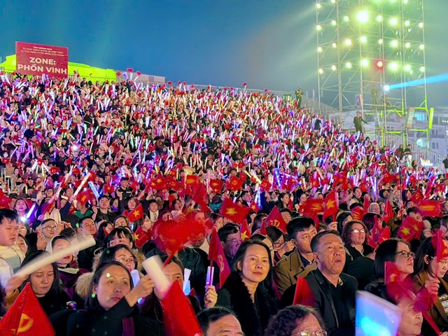 H&agrave;ng vạn c&aacute;n bộ, đảng vi&ecirc;n, nh&acirc;n d&acirc;n v&agrave; du kh&aacute;ch h&ograve;a chung kh&ocirc;ng kh&iacute; trang trọng, tự h&agrave;o tại Quảng trường 30/10, lan tỏa niềm tin son sắt v&agrave;o sự l&atilde;nh đạo của Đảng v&agrave; kh&aacute;t vọng ph&aacute;t triển đất nước phồn vinh, hạnh ph&uacute;c.