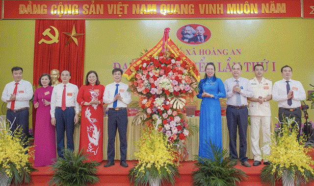 L&atilde;nh đạo tỉnh Ph&uacute; Thọ tặng hoa ch&uacute;c mừng Đại hội Đảng bộ x&atilde; Ho&agrave;ng An lần thứ Nhất, nhiệm kỳ 2025-2030