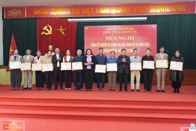 L&atilde;nh đạo x&atilde; Ho&agrave;ng An tặng Giấy khen cho c&aacute;c tập thể, c&aacute; nh&acirc;n c&oacute; th&agrave;nh t&iacute;ch xuất sắc năm 2025