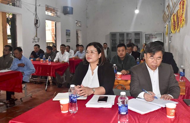 Đồng ch&iacute; B&ugrave;i Thị Thủy, Ph&oacute; B&iacute; thư Thường trực Đảng ủy x&atilde; Ho&agrave;ng An dự sinh hoạt thường kỳ tại Chi bộ th&ocirc;n Hương Đ&igrave;nh