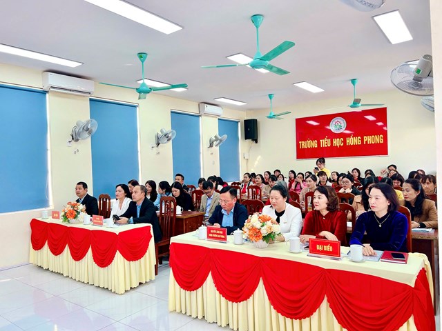 Đ&ocirc;ng đảo c&aacute;n bộ quản l&yacute;, gi&aacute;o vi&ecirc;n tiểu học tham dự chuy&ecirc;n đề, lan tỏa tinh thần học hỏi v&agrave; đổi mới gi&aacute;o dục.