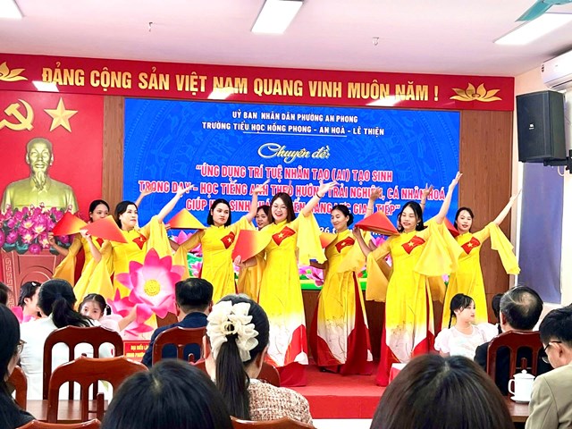 Tiết mục văn nghệ ch&agrave;o mừng, điểm nhấn tạo kh&iacute; thế cho chuy&ecirc;n đề đổi mới phương ph&aacute;p dạy học.